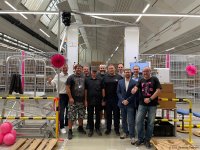 Dirk Raulf zusammen mit dem Projektteam bei der Einweihung des Shelf.