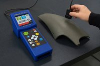 Widerstandsmessung an einem beschichteten Kunststoffbauteil mit dem Loresta-FX von Nittoseiko Analytech. Das Messgerät ermöglicht die präzise Bestimmung von Oberflächenwiderständen zur Bewertung leitfähiger, ableitfähiger und ESD-sicherer Materialien.