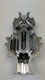 Blick in das Innere eines Ventilblocks, wie er in Anlagen der Pharma- bzw. Lebensmittelbranchen eingesetzt wird. Wissenschaftler der Fraunhofer-Gesellschaft haben dieses Teil additiv gefertigt. Da insbesondere an den produktführenden Stellen keine Verbindungen wie Schweißnähte auftauchen, kann eine bessere Reinigung gewährleistet werden. Foto: Fraunhofer IWU 