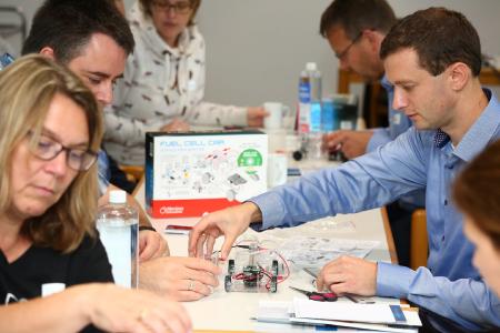 Wie Experimente im Unterricht eingesetzt werden können, erfuhren die Lehrer in Workshops / Foto: Sousa