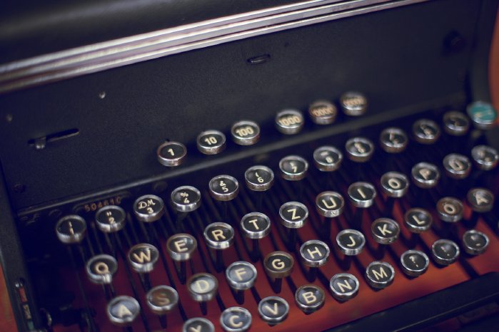 typewriter-2157221_1920.jpg
