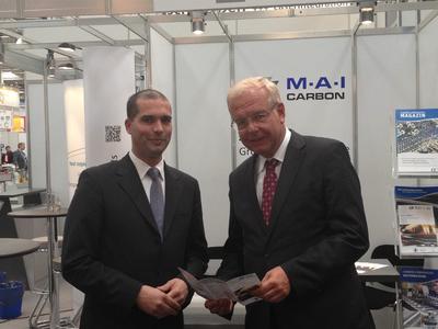 Am Stand des Spitzenclusters MAI Carbon auf der Hannover Messe 2013 ließ sich der Leiter der Bayerischen Staatskanzlei, Thomas Kreuzer (rechts), von Clustermanager Rainer Kehrle (links) in die Details einführen, wie Carbon die Großserienreife erlangen kann
