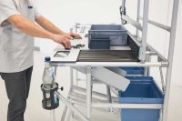 Ein ergonomisch gestalteter Montagearbeitsplatz aus einem modularen Rohrstecksystem. Die Struktur ist klar aufgebaut und auf effiziente Abläufe ausgelegt. Materialien und Bauteile befinden sich im direkten Greifbereich, wodurch unnötige Wege reduziert werden. Obere Ablagen sind leicht geneigt und sorgen für eine übersichtliche Bereitstellung. Das System unterstützt eine geordnete, sichere und ergonomische Arbeitsweise im Sinne einer schlanken Produktion.