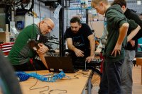 Die überbetriebliche Ausbildung ergänzt die duale Ausbildung in Betrieb und Berufsschule.