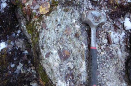 Spodumen in Pegmatit; Foro: Nova MInerals