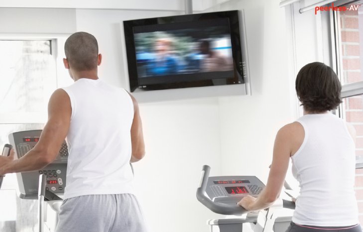 peerless-tv-deckenhalterung-fitness-studio.jpg