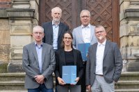 Freuen sich über die Kooperation (hintere Reihe von links): Heiko Grendel (Studiendekan der Abteilung Maschinenbau, HSB) und Ludger Kolhoff (Leiter Fachschule Technik der BBS Wildeshausen). Vorne (von links): Dirk Hennigs (Abteilung Maschinenbau der HSB), HSB-Konrektorin Annika Maschwitz und Jens Haar, Schulleiter der BBS Wildeshausen. / Copyright: HSB-Louisa Windbrake