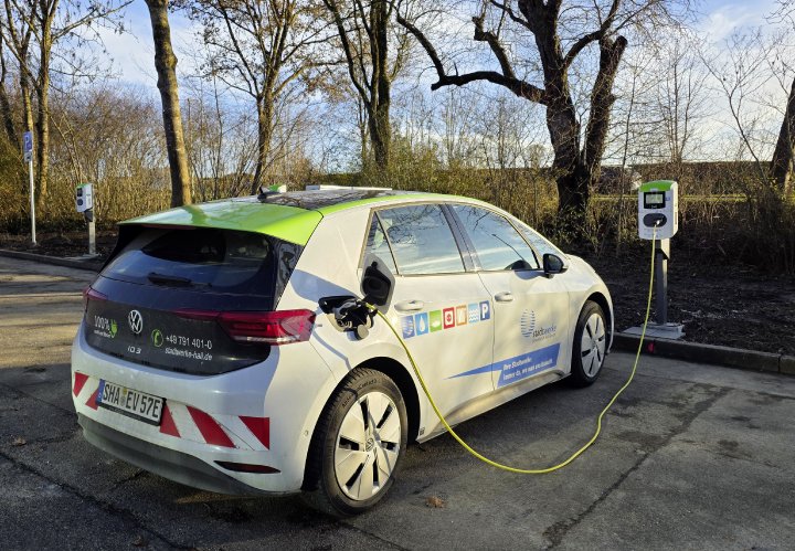 Stadtwerke errichten E-Ladesäulen am Schenkenseebad
