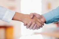 Ein Handschlag besiegelt die Kooperation.