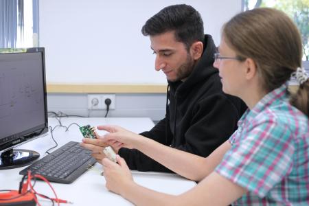 Im Projekt ECo-Harvester wird eine computergestützte Entwurfsmethodik für das Co-Design aus Mechanik und Elektronik für elektrodynamische Vibrations-Harvester erarbeitet. Foto: IMMS.