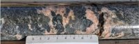 Abbildung 1: Nahaufnahme des Allanit-haltigen syenitischen Pegmatits, Bohrloch BBY-2026-006, ca. 80,2 m