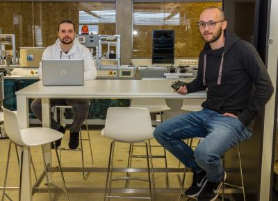 Die beiden Studierenden Steffen Entenmann (links) und Christoph Hahn entwickelten einen smarten Sensor im Kampf gegen Covid-19 / Bild: Hochschule Aalen | Ilka Diekmann