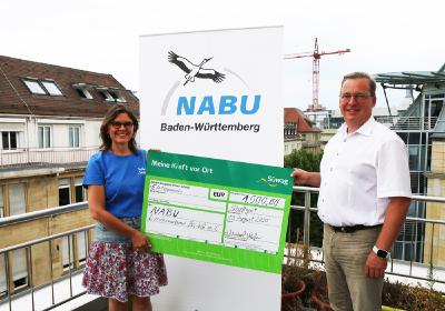 (von links): Andrea Molkenthin-Keßler, Projektleiterin im Dialogforum Erneuerbare Energien und Naturschutz, freut sich über den Spendenscheck, übergeben von Michael Meyle, Regionalleiter bei der Süwag (Foto: Kathrin Baumann)
