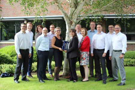 (v.r.n.l.) Mario Merino (Avnet Abacus), Hagen Götze (Avnet Abacus), Gitta Bücher (Avnet Abacus), Alan Jermyn (Avnet Abacus), Neil Munns (Avnet Abacus), Karin Steinberger (Vishay), Juliette Whithair (Avnet Abacus), Rudy van Parijs (Avnet Abacus), Joyce Comley (Avnet Abacus), Andrew Cranke (Vishay), Marc Reiterer (Avnet Abacus), Kieron Murdock (Avnet Abacus), Philippe Masson (Vishay)