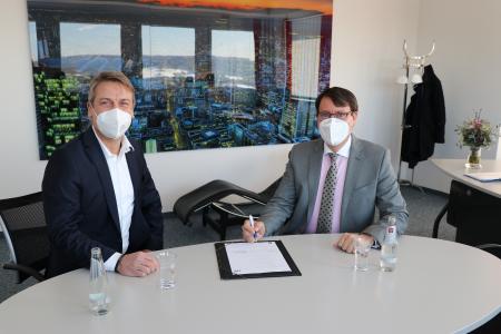 Alexander Zugsbradl (Vorstand Kliniken Bad Bocklet AG) und Steffen Berger (Geschäftsführer ZMI GmbH) unterzeichnen Vertrag zur Digitalisierung des Personalwesens bei den Kliniken Bad Bocklet (v.r.n.l.)