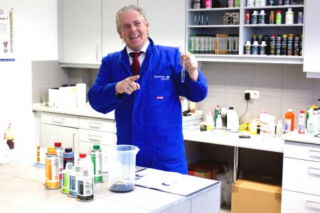 Hans-Jürgen Schmidt, Vertriebsleiter National, im Labor der bluechemGROUP