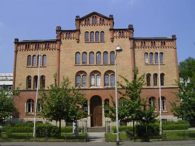Unter dem Motto "Heiß auf Weiterbildung" wird das Bildungsprogramm der DAA hannover von einem Grillfest umrahmt