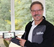 Kompetent erklärt, wie es funktioniert: Guido Schildbach ist Hauptakteur etlicher Erklärvideos von SELVE. Jüngst hat er neue Filme zum Fluchtwegantrieb SEZ-NHK oder auch zum Solarantrieb SE Solar-com gedreht.