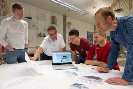 Im Makerspace der Hochschule Aalen wird am Design und an der Produktentwicklung gleichermaßen getüftelt © Hochschule Aalen | Gaby Keil