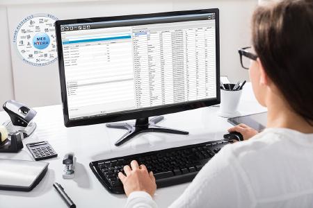 Der neue Service Tester erweitert die MES Development Suite und unterstützt bei der Entwicklung neuer HYDRA-Anwendungen / Bildquelle: MPDV, Adobe Stock, Andrey Popov