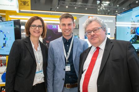 EU-Parlamentarier Reinhard Bütikofer (rechts) interessiert sich für die Exponate am SmartPro-Stand der Hochschule Aalen – hier mit Jessica Wilzek und Axel Kansy aus dem SmartPro-Team.