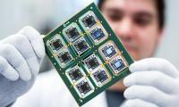 Ein Mitarbeiter überprüft mehrere Leiterplatten für Surround View Kameras in der Produktion bei Continental. Ein ungebrochen hoher Auftragseingang in der Automotive Group ist ein Beleg für das große Vertrauen unserer Kunden in unser Technologieportfolio / © Joerg Koch/Continental AG