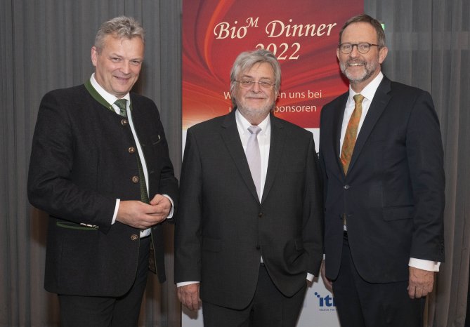 BioM Dinner 2022_Prof. Domdey übergibt an Prof. Huss.jpg