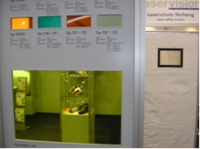 Laserschutzfenster: Glas oder Kunststoff?