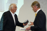  Dr. Thomas Steffen (rechts), Geschäftsführer Forschung und Entwicklung bei Rittal, nahm die Original-Urkunde aus den Händen von Prof. Rido Busse, Initiator des 