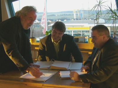 Ulrich Brink, Bernd Hammes (beide HwK Koblenz) und Peter Mumbacher, v.l. stimmen sich über die Eckdaten einer zukünftigen Aus- und Weiterbildungsakademie in Simmern ab