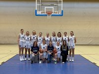 Die 14 Nachwuchsbasketballerinnen der BG Zehlendorf freuen sich über ihre neue Trikotausstattung / Foto: Basketball Gemeinschaft Zehlendorf