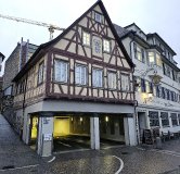 Das Parkhaus Alte Brauerei in der Schwäbisch Haller Innenstadt befindet sich direkt am Kocher. Früher beherbergte das Gebäude Teile der Löwenbrauerei.