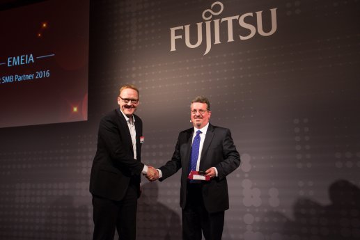 16-11-24 Pressefoto - Systemhaus Cramer beim Fujitus Forum München ausgezeichnet 1.jpg