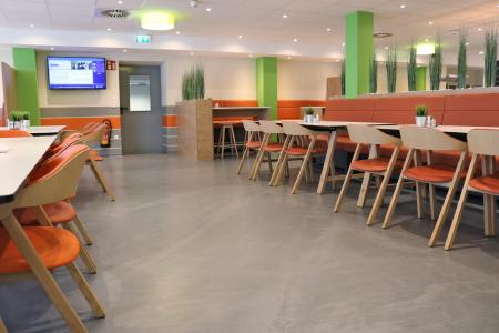 Der neue Kantinenboden bei Remmers muss täglich starken Belastungen stand halten. Das Metalufloor-System von Remmers bietet besten Schutz (Bildquelle: Remmers, Löningen)