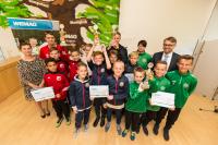 WEMAG-Vorstand Thomas Murche (re.) und Pressesprecherin Dr. Diana Kuhrau (li.) haben die WEMAG-Fairplay-Cupsieger bei den D-Junioren ausgezeichnet: FC Mecklenburg Schwerin U11, Güstrower SC 09 II, SC Parchim und SFV Nossentiner Hütte (Foto: WEMAG/Stephan Rudolph-Kramer) WEMAG-Vorstand Thomas Murche (re.) und Pressesprecherin Dr. Diana Kuhrau (li.) haben die WEMAG-Fairplay-Cupsieger bei den D-Junioren ausgezeichnet: FC Mecklenburg Schwerin U11, Güstrower SC 09 II, SC Parchim und SFV Nossentiner Hütte (Foto: WEMAG/Stephan Rudolph-Kramer)