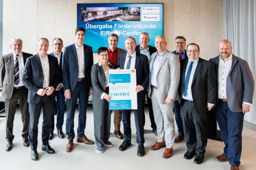 2025-04-10_Pressefoto_Eroeffnung-E-Road-Center-Hallstadt_copyright-DanielKarmann-FraunhoferIISB_.jpg