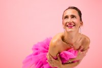 Gazelle startet im Herbst 2026 ihre eigene Stand-Up-Tour in 9 deutschen Städten.