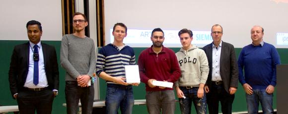 Prof. Dr. Arun Nagarajah (li.) von der Universität Duisburg-Essen, mit den Finalisten Jonas Focken (Platz 1), Pascal Przemus (Platz 2), Serkan Deniz (Platz 3) und Markus Schmitz (Platz 4) sowie Vertretern der Sponsoren. Foto: Patrick Brüns