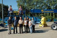 Oben: v.l. Auszubildende Mechaniker für Land- und Baumaschinentechnik: Maximilian Baumgärnter und Steffen Tooten. Unten: v.l. Oliver Wleklinski (Auszubildender Bürokaufmann), Michael Jesierski (Pate), Wolfgang Engels (Ausbilder), Nadine Becks (Auszubildende Bürokauffrau), Janina Vizovisek (Patin), Melanie Zimmermann (Auszubildende Bürokauffrau) und Melanie Spaltmann (Patin)