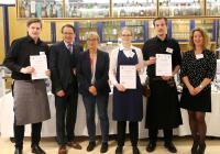 Justus Schuhmacher (links), Larissa Frieling und Max Louis Müting sind die besten angehenden Restaurantfachleute, Foto: Gebhard/ Region Hannover Justus Schuhmacher (links), Larissa Frieling und Max Louis Müting sind die besten angehenden Restaurantfachleute, Foto: Gebhard/ Region Hannover