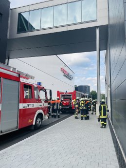 Zusammenarbeit von Feuerwehr und FEGA & Schmitt bei Großübung trägt zur Sicherheit der Mitarbeit.JPG