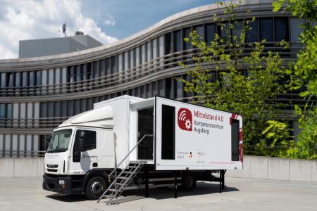 Im Mittelstand 4.0-Mobil erleben Teilnehmende Technologien für den Mittelstand live © Fraunhofer IIS/Paul Pulkert