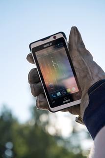 Nautiz-X1-IP67-rugged-smartphone_glove.jpg