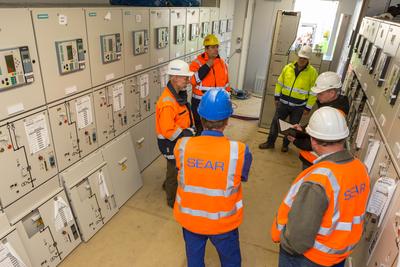 Während der Begehung informiert sich WEMAG-Projektleiter Harald Spieß (li.) in der neuen Schaltanlage bei den beauftragten Unternehmen über den aktuellen Baufortschritt / Foto: WEMAG/Rudolph-Kramer