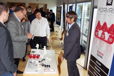 Die Teilnehmer informierten sich bei den Fachausstellern, hier Formrise GmbH, Töging (Foto: Hochschule Landshut)