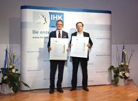 Preisträger des IHK-Forschungstransferpreises in Gold (von links nach rechts) Professor Dr. Dirk Höfer, stv. Institutsleiter  des Hohenstein Instituts für Textilinnovation gGmbH, Bönnigheim und Dr. Georg Matheis, Geschäftsführer  der Novalung GmbH, Heilbronn