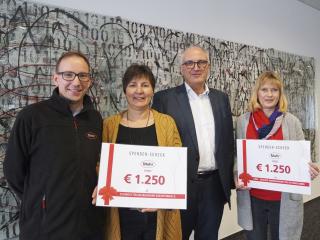 Symbolische Spendenübergabe: Martin Bachmann, Dagmar Hildebrandt-Linne, Mahr-Geschäftsführer Stephan Gais und Barbara Möllmann (v.l.n.r.)