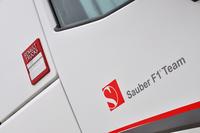 Strahlen mit dem Himmel um die Wette – die neuen Renault Trucks T Sattelzugmaschinen für das F 1 Sauber Team aus der Schweiz