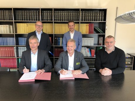 Steffen Maiwald, Geschäftsführer Stadtwerke Hanau (vorne links), und Michael Lowak, GETEC .JPEG