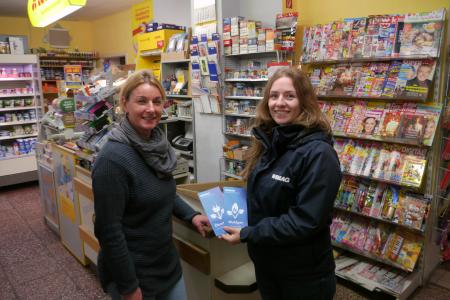 Geschäftsinhaberin Sylvia Illgen und WEMAG-Mitarbeiterin Jenny Wrobel (v.l.) bestücken den Dorfladen in Roggendorf mit Informationsmaterial für Strom- und Gaskunden / Foto: WEMAG/Fabian Franz